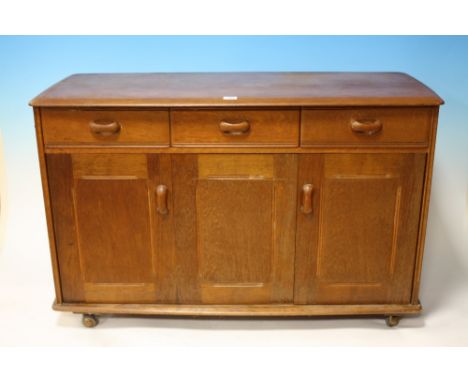 A VINTAGE TEAK SIDEBOARD WITH THREE DRAWERS AND CUPBOARDS W- 124 CM X D- 50 CM X H-78CM