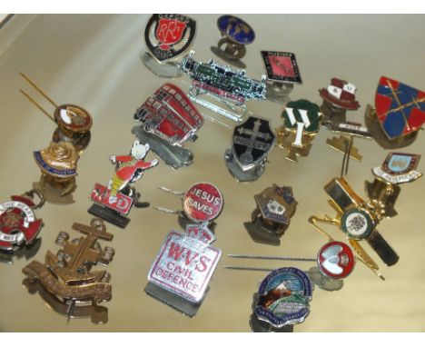 A BAG OF VINTAGE BADGES 