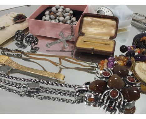 A TIN OF COSTUME JEWELLERY TO INCLUDE A SILVER AND ENAMEL BROOCH, YELLOW METAL BROOCH ETC. 