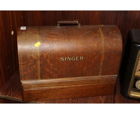 A VINTAGE CASED SINGER SEWING MACHINE 