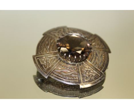 A HALLMARKED SILVER CELTIC STYLE GEMSET BROOCH 