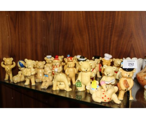 A COLLECTION OF CERAMIC TEDDY BEAR FIGURES 