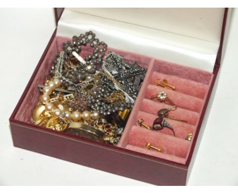 A JEWELLERY BOX AND CONTENTS TO INCLUDE A 9CT GOLD AND SILVER DRESS RING SET WITH A RUBY STYLE STONE 