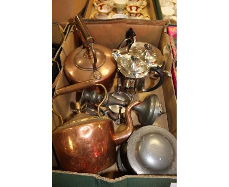 A TRAY OF VINTAGE METALWARE TO INCLUDE COPPER KETTLES 