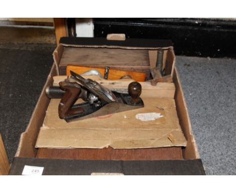 A TRAY OF VINTAGE WOODWORKING TOOLS ETC