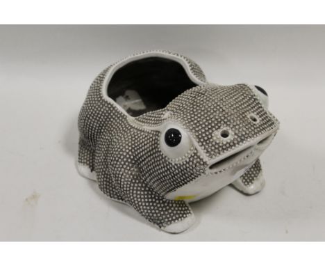 A VINTAGE ORIENTAL STYLE CERAMIC FROG 