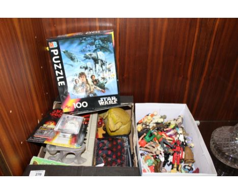 A COLLECTION OF VINTAGE AND MODERN STAR WARS COLLECTABLES AND FIGURES ETC 