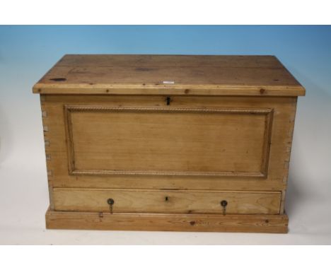 AN ANTIQUE PINE TRUNK WITH LOWER DRAWER W- 96 CM X D-52 CM X H-62 CM