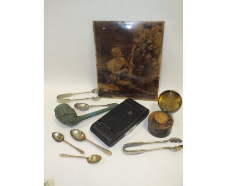A BOX OF COLLECTABLES TO INCLUDE A REVERSE PAINTING ON GLASS OF A WOMAN PLAYING A LUTE, LEATHER COATED BRASS INKWELL CLAY PIP