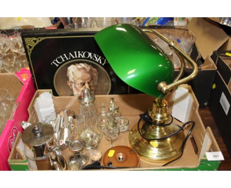 A TRAY OF COLLECTORS TO INCLUDE A BANKERS LAMP, CRUET SET ETC