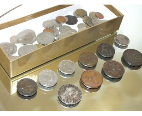 A COLLECTION OF VINTAGE COINS AND TOKENS TO INCLUDE A WILLIAM AND MARY HALF CROWN