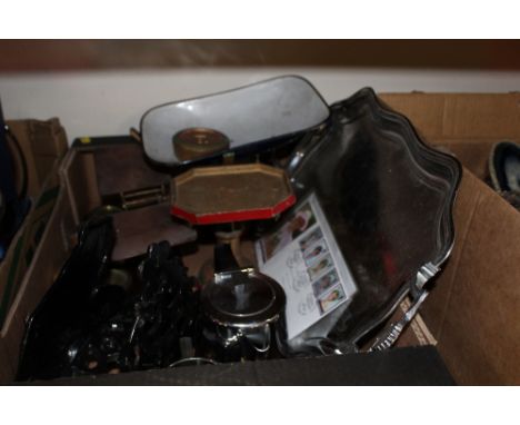A TRAY OF METALWARE TO INCLUDE SCALES AND WEIGHTS