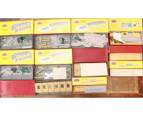 Hornby: A collection of assorted boxed Hornby Dublo kits, to include: Engine Shed Kit, Engine Shed Extension Kit, Goods Depot