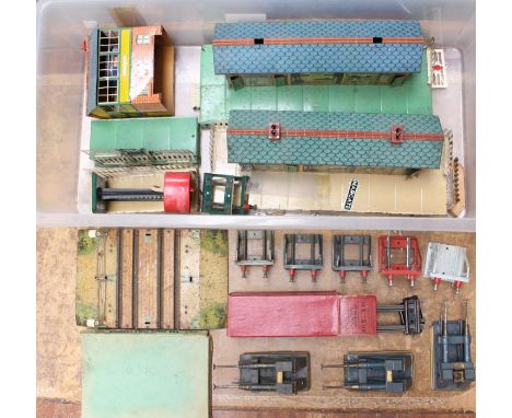 Model Railway: A collection of assorted O Gauge items to include two station buildings, buffer stops and other items various.