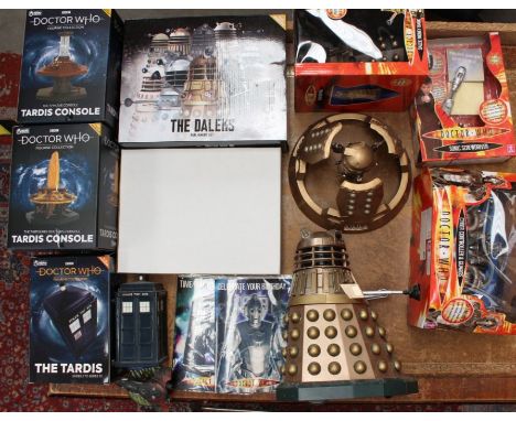 Doctor Who: A collection of assorted Doctor Who boxed and unboxed items to include: Cyber Controller, Sonic Screwdriver, Dale