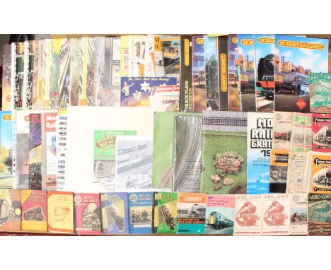 Model Railway: A collection of assorted model railway items to include magazines, abc books, cigarette cards, catalogues and 