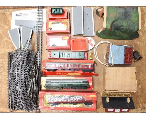 Hornby: A collection of assorted boxed and unboxed model railway to include: Triang Hornby boxed diesel locomotive, boxed coa
