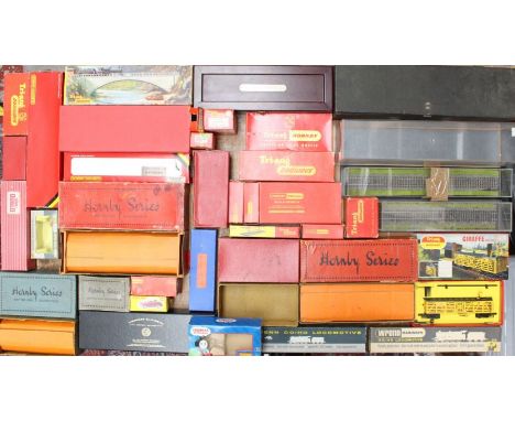 Model Railway: A collection of assorted model railway, OO and O gauge empty boxes, display cases and others including Hornby 