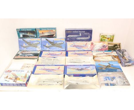Model Kits: A collection of seventeen assorted boxed model aircraft and ship kits to include: Revell, Minicraft, Glencoe Mode