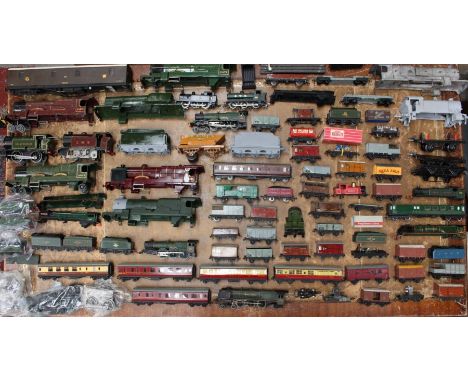 Model Railway: A collection of assorted OO and O gauge model railway spares and parts to include locomotive bodies, coaches, 