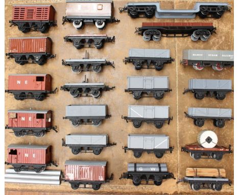 Model Railway: A collection of assorted O Gauge to include: various Hornby and other rolling stock, together with a collectio