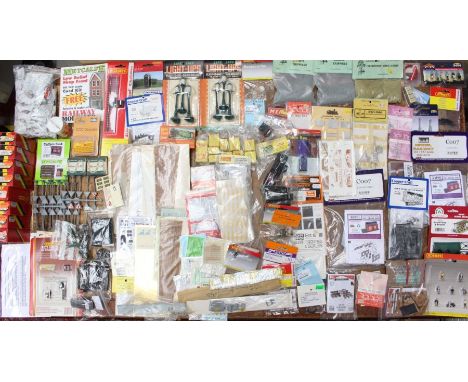 Model Railway: A collection of assorted model railway accessories, unmade kits, spares and parts. Sorter's lot. Please assess