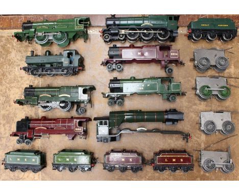 Model Railway: A collection of assorted O Gauge locomotives, tenders and motors, mostly as parts to include: Flying Scotsman,