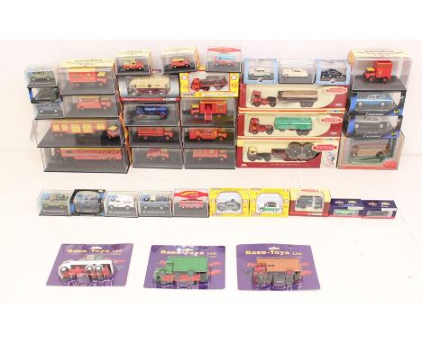 Diecast: A collection of assorted boxed diecast vehicles to include: Bartellos' Circus, Corgi, Trackside, Oxford and others. 