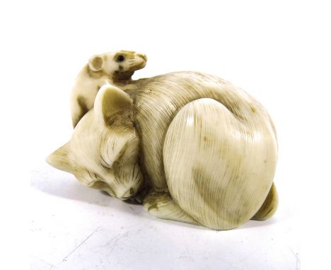 λ A 19th century Japanese carved ivory netsuke, Meiji, modelled as a cat and rat, 4cm long