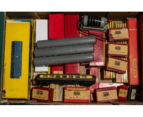 30+ items of Trix OO/HO gauge model railway. Including 3x locomotives; a BR 2-car EMU with one powered unit. A Deutsche Reich