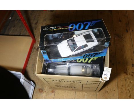 5x 1:18 scale James Bond 007 related cars by various makes. An AutoArt Lotus Esprit. An AutoArt Aston Martin DB5. Paul's Mode