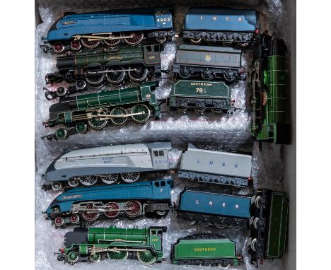 A quantity of OO gauge Model Railway. 7 Locomotives - Pendennis Castle RN 4079, Sir Dinadan RN 795, Sir Nigel Gresley RN 7, M