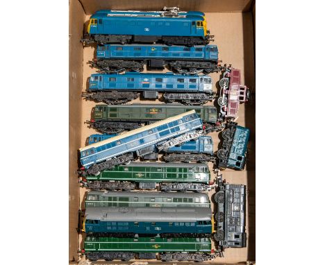 14x OO gauge BR diesel and electric locomotives by Tri-ang. Including; 5x Class 31 Co-Co locos, D5572, D5578 and a 31402. 4x 