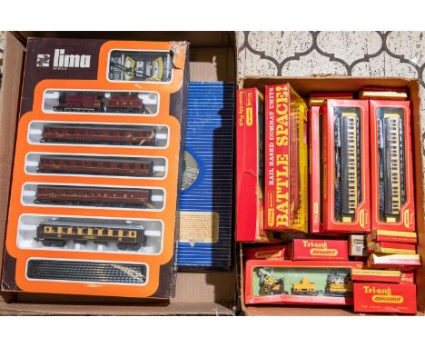 A quantity of HO/OO gauge model railway by Tri-ang Railways, Lima, etc. Including a Stephenson's Rocket train (R346), compris