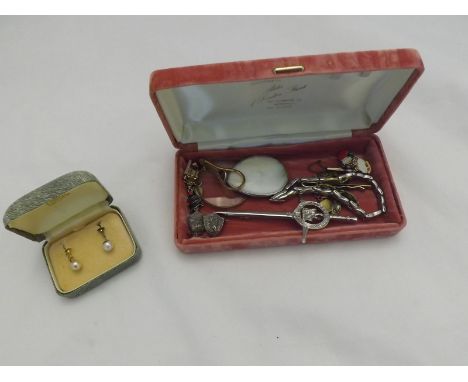 Mixed lot including a cased pair of 9ct Gold mounted Lotus Pearl type Earrings, together with a pink case containing Quizzer,