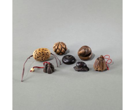 Sieben Netsuke und Toggles aus Holz unter anderem in Form einer LotosknospeCHINA/JAPANB. 3,5 - 6 cmAus einer deutschen Diplom