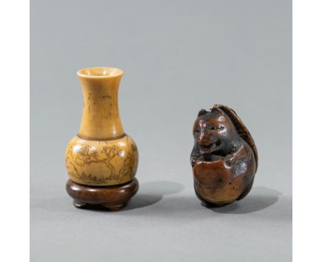 Miniaturväschen mit Landschaftsdekor aus maritimem Elfenbein und Netsuke eines TanukiJAPAN, 19. Jh./Meiji-PeriodeH. 4,2/5 cmA