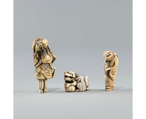 Drei Netsuke aus Elfenbein und Hirschhorn: Hotei, Gama Sennin und Shishi mit einem BallJAPAN, 18./19. Jh.H. 2,5-8 cmAus einer