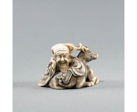 Netsuke des Jurôjon in Begleitung seines Hirschens aus Elfenbein gearbeitet.JAPAN, signiert Yoshinaga, 19. Jh.H. 4,3 cmAus ei