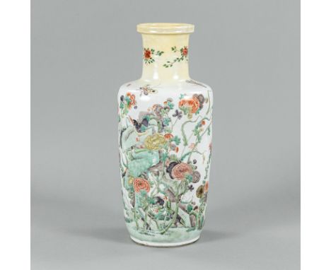 Rouleau-Vase mit Blumen- und Vogeldekor in den Farben der 'Famille verte'CHINA, Kangxi-PeriodeH. 46,7 cmAus einer alten deuts