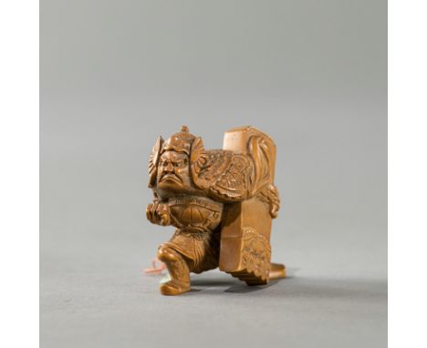 Netsuke des Benkei eine Stele tragen aus BuchsbaumJAPAN, 19. Jh.H. 4,8 cmEhemals aus einer alten süddeutschen Privatsammlung,