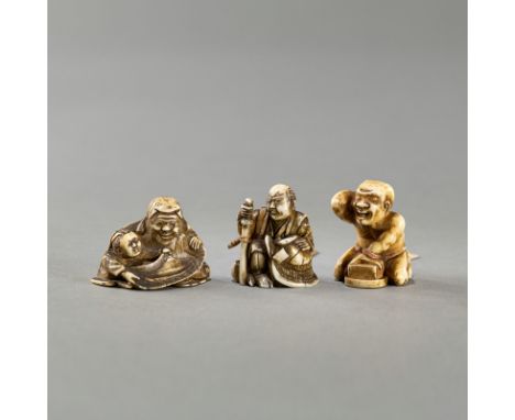 Drei Netsuke aus Elfenbein: Rattenfänger, sitzender Samurai und Jurôjin mit einem KarakoJAPAN, der Rattenfänger sign.: Masato
