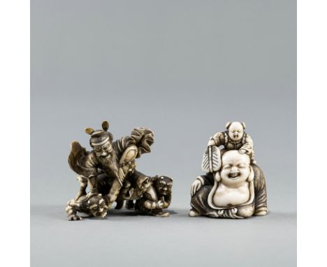 Zwei Netsuke aus Elfenbein: Hotei mit Karako und Shoki im Kampf mit zwei OniJAPAN, 19. Jh./Meiji-PeriodeH. 5,3/5 cmAus einer 