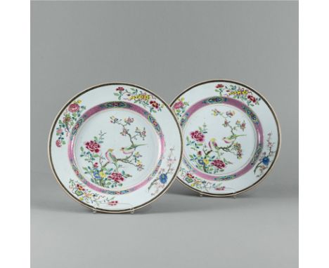 Paar Porzellanplatten mit Vogeldekor in den Farben der 'Famille-rose'.PaletteCHINA, Qianlong-PeriodeD. 39,4 cmAus einer alten