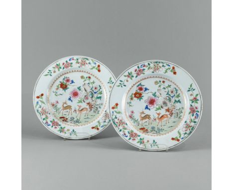 Paar Porzellanplatten mit Dekor von Rehen in den Farben der 'Famille-rose'CHINA, Qianlong-PeriodeD. 38,5 cmAus einer alten de