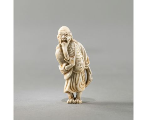 Netsuke eines Sennin aus PorzellanJAPAN, Meiji-PeriodeH. 6,5 cmEhemals aus einer alten süddeutschen Privatsammlung, zwischen 