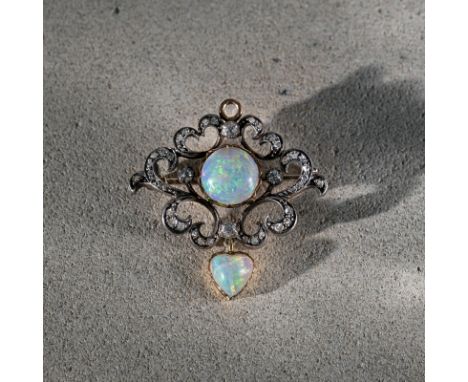 Opal-Diamant-BroscheL. 3,3 cmGelbgold, schauseitig Silber. Besatz von 2 weißen Opal-Cabochons und Diamantrosen.