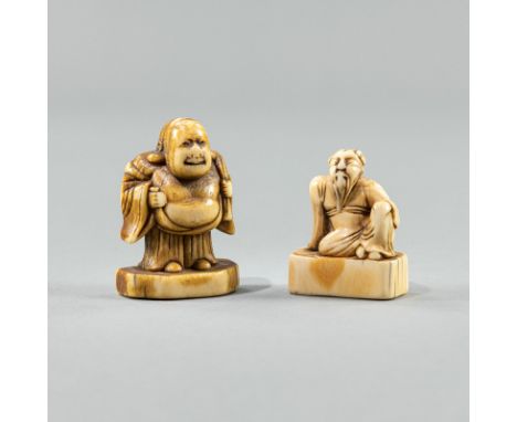 Zwei Netsuke aus Elfenbein: Hotei und sitzender MannJAPAN, 18. Jh.H. 4,5-5,5 cmAus einer norddeutschen Privatsammlung, vor 20