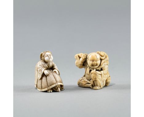 Zwei Netsuke aus Elfenbein: Sarumawashi und Okame mit einem TenguJAPAN, 18. Jh./Meiji-PeriodeH. 3,2/4,5 cmAus einer alten deu