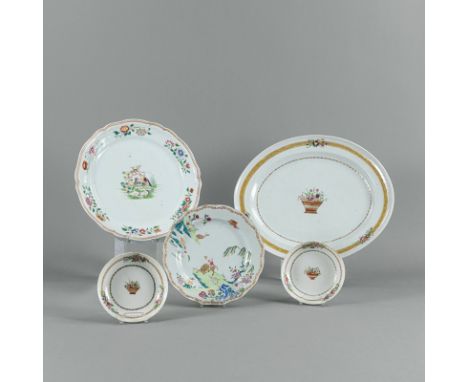 Zwei Platten, zwei Schalen und ein Teller aus Export-PorzellanCHINA, Qianlong-/Jiaqing-PeriodeD. 14,1 cm - B. 40 cmEhemals au